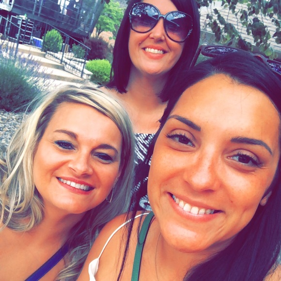 Meet your Posher, Nicole - Picture 1 of 1